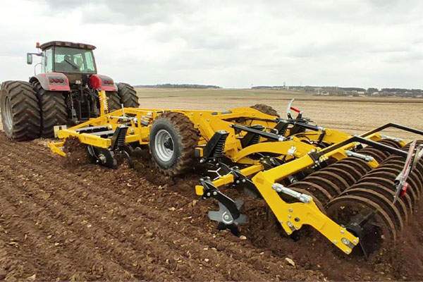 На полях ОАО «Охово» состоялся демонстрационный показ почвообрабатывающего агрегата АКТРОС-400