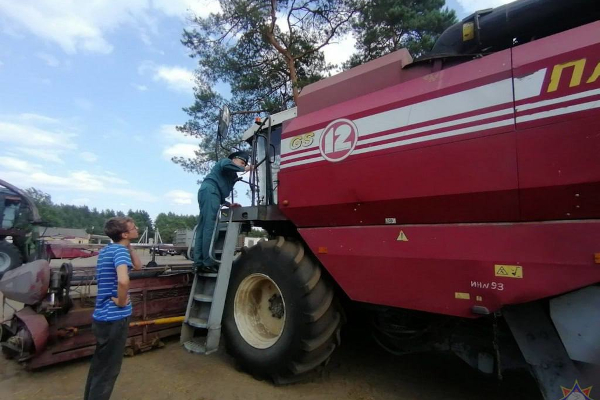 В Пинском районе МЧС обеспечивает пожарную безопасность во время уборочной кампании.
